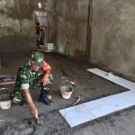 Serda Ramlan Karya Bhakti Bantu Warga Binaan Pasang Keramik Lantai Rumah