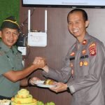 Beri Kejutan di HUT Bhayangkara ke 77, Kasdim 0402/OKI Bersama Danramil Sambangi Polres OKI
