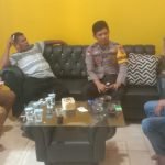 Briptu Asep Bhabinkamtibmas Polsek Jawilan Polres Serang Sambang Kantor Desa Pasir Buyut 