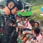 Satgas R 712/Wiratama Membagikan Nasi Goreng untuk Anak-Anak Distrik Pagaleme