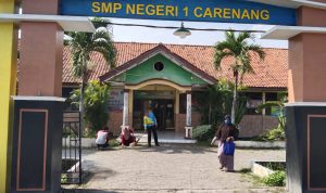 Libur Panjang, Kepala Sekolah SMPN 1 Carenang Ajak Keluarganya Bersih-bersih Sekolah