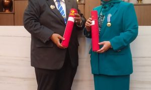 Diserahkan Oleh Hasto Wardoyo, Bupati Suhatri Bur Didampingi Ny Yusrita Terima Penghargaan Manggala Karya Kencana