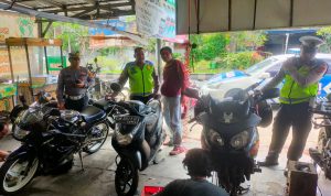 Sambangi Bengkel di Wilayah Denpasar Selatan, Ini yang Dilakukan Kanit Lantas Densel 