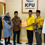 Ketua DPD Golkar Padang Pariaman Asmadi Serahkan Berkas Perbaikan Bacaleg ke KPU