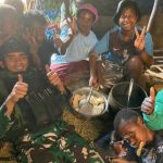 Makan Bersama, Satgas 712/Wiratama Rebus Ubi dan Bakar Ayam Bersama Warga Desa Binaan