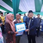 Pemkab Bungo Berikan Bantuan Sembako Kepada Petugas Kebersihan