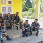 Anggota Satgas TMMD Terlihat Sedang Mendengarkan Nasehat dari Netan Orang Tua Asuh Mereka