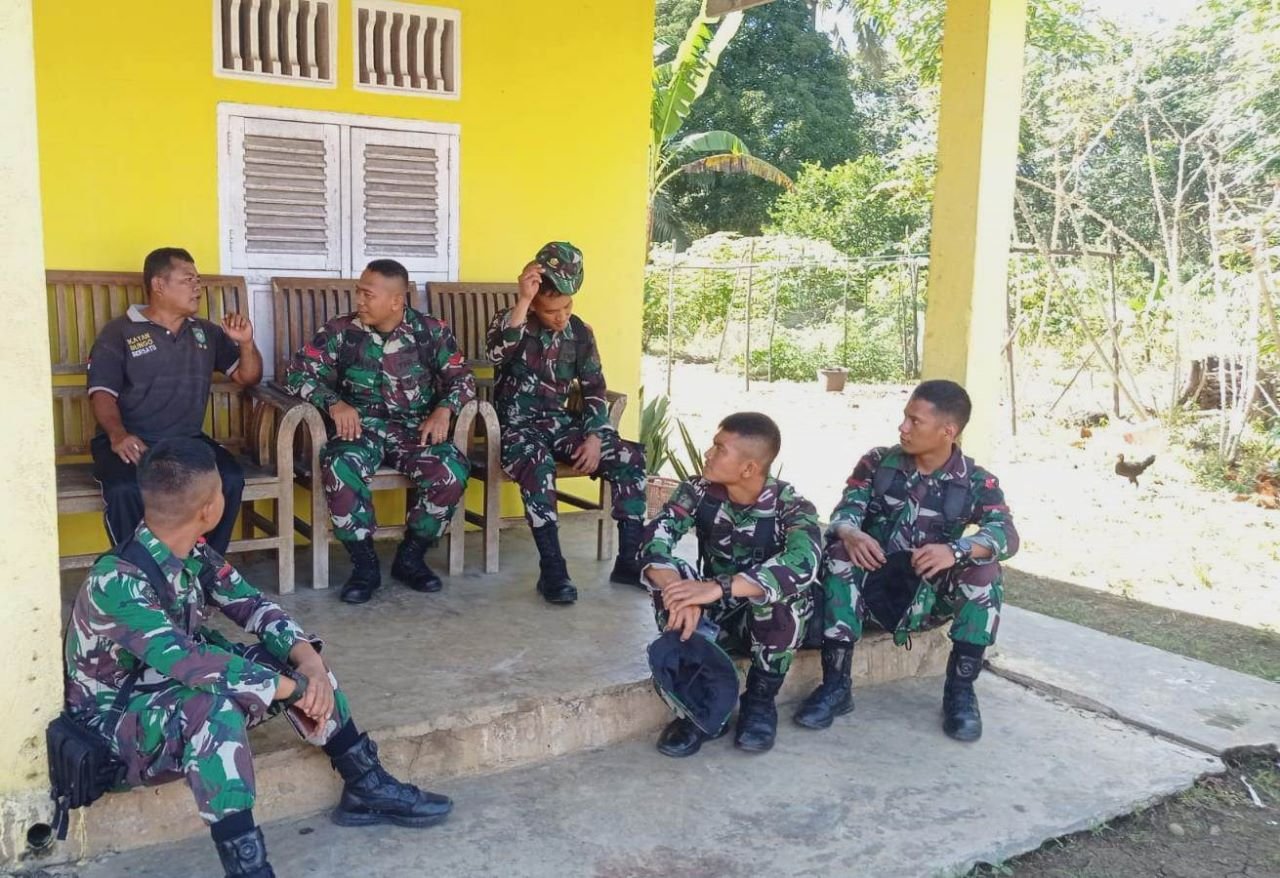 Anggota Satgas TMMD Terlihat Sedang Mendengarkan Nasehat dari Netan Orang Tua Asuh Mereka 1 IMG 20230714 WA0073