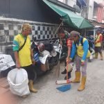 Peduli Keselamatan, Sertu Zainuri Ingatkan Petugas DKK Selalu Berhati-hati Saat Bersihkan Jalan