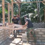 Rehab RTLH Edi Candra Sedang Mengebut Pemasangan Kusen Pintu dan Jendela