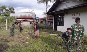 Satgas Yonif Raider 200/BN dan Warga Kompak Gotong Royong Bersihkan Lingkungan