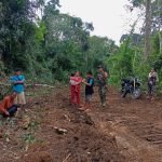 Babinsa Tanah Tumbuh Sertu Rustam Berbaur dengan Warga Sekaligus Ajak Sukseskan TMMD ke-117