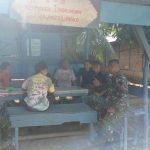 Serda Yoel Manda Melakukan Komsos dengan Pemuda di Poskamling Desa Lokasi TMMD