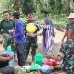 Di Lokasi TMMD Terlihat Mamak Nur Bantu Satgas dan Warga Seduhkan Kopi dan Gorengan Saat Goro