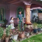 Anggota Satgas TMMD Sebelum Melaksanakan Tugas Terlebih Dahulu Menyiram Bunga di Rumah Orang Tua Asuh