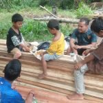 Di Sela Istirahat, Anggota Satgas TMMD Ke-117 Terlihat Bersenda Gurau Sambil Makan Bersama Anak Anak