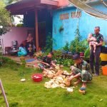 Anggota Satgas TMMD Selalu Sempatkan Membantu Pekerjaan di Rumah Orang Tua Asuh