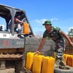 Kesiapan Suplai BBM Menunjang Alat Berat Agar Kerja Maksimal, Satgas TMMD Bantu Operator Isi BBM