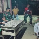 Sambil Istirahat Malam Harinya Anggota Satgas Kompak Berkumpul di Rumah Orang Tua Asuh Sambil Bersenda Gurau