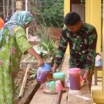 Seorang Ibu dengan Anggota Satgas TMMD Terlihat Akrab Seperti Anak dan Orang Tuanya Saat Pengecoran Tower Air