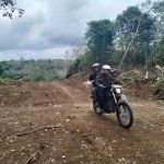 Sebagai Pemberi Informasi Kepada Semua Orang, Serka Syamsul Rizal Bersama Rekan Tidak Kenal Lelah Menyusuri Lokasi TMMD yang Sulit