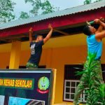 Satgas TMMD Bersama Warga Mulai Pasang Lisplang SD 57/II Talang Silungko