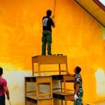 Terlihat Satgas TMMD dan Warga Sedang Memasang Plafon dan Pengecatan Dinding