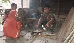 Bukti Kedekatan TNI dengan Warga, Satgas TMMD Balik Dari Lokasi Kegiatan Tetap Sempatkan Bantu Ibu Asuh Memasak