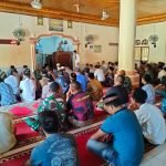 Anggota Satgas TMMD Sholat Jum’at Bersama Warga di Masjid Dusun Talang Silungko