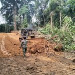 Operator Alat Berat Tetap Diawasi oleh Sertu Rustam Agar Sesuai dengan Program Kerja