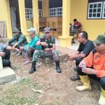 Anggota Satgas TMMD Terlihat Akrab Saling Bertukar Pengalaman dan Berbagi Informasi dengan Warga