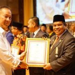 Diserahkan Oleh Menteri Perindustrian RI, Bupati Suhatri Bur Terima Penghargaan Sebagai Tokoh Penggerak Koperasi Madya