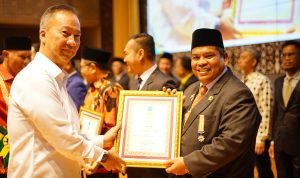 Diserahkan Oleh Menteri Perindustrian RI, Bupati Suhatri Bur Terima Penghargaan Sebagai Tokoh Penggerak Koperasi Madya