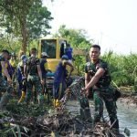 Rumput Liar Penyumbat Saluran Air Dibersihkan Prajurit Yon Arhanud 12/SBP Bersama Warga