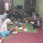 Anggota Satgas TMMD Makan Bersama di Rumah Orang Tua Asuh Terlihat Seperti Keluarga Sendiri