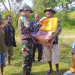 Bentuk Empati, Satgas Yonif Raider 200/BN Beri Bantuan Duka Cita ke Warga