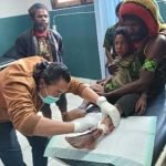 Satgas R 712/Wiratama Evakuasi Anak Kepala Suku Distrik Kalome, Kakinya Tertusuk Pisau