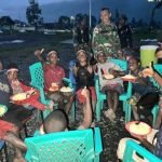 Minggu Berkat, Satgas 712/Wiratama Berbagi Makan Malam dengan Anak Anak Distrik Pagaleme