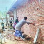 Warga Bersama Satgas TMMD Goro Pasang Pipa Paralon Air Wudhu Mushalla Ar-Rahman