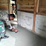 Anggota Satgas TMMD Lakukan Pemlesteran Lantai RLTH Edi Candra