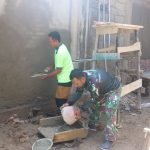 Warga Bersama Anggota Satgas TMMD Plaster Dinding MCK dan Tempat Wudhu’ Mushalla Ar-Rahman