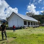 Bersama Masyarakat, Satgas Yonif Raider 200/BN Bersihkan Gereja Kampung Bolakme