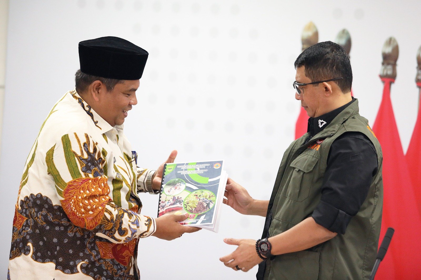 Bupati Suhatri Bur Serahkan Proposal Bantuan Dampak Bencana ke BNPB, Suharyanto: Kami Akan Tindak Lanjuti 1 IMG 20230729 WA0007
