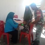 Peduli Stunting, Babinsa Pulau Gebe Dampingi Ketua PKK Berikan Makanan Tambahan kepada Anak