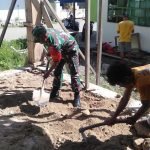 Babinsa Koramil 1512-01/Weda Bersama Masyarakat Karya Bhakti Timbun Rumah Warga