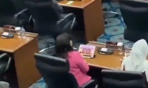 Anggota DPRD DKI Fraksi PDIP Cinta Mega Main Game Judi Slot Pakai Tablet Milik Negara