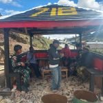 Satgas R 712/Wiratama Bersama Masyarakat Distrik Dume Bangun Saung Hangat Komsos untuk Sarana Warga