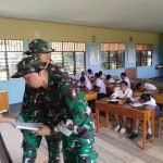 Tingkatkan Kualitas Pendidikan, Satgas Yonif Raider 200/BN Bantu Mengajar Anak Yalimo