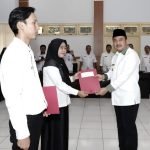 Bupati Bungo H Mashuri Didampingi Kepala BKPSDM Serahkan SK PPPK Untuk 185 Orang