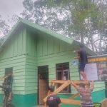 Bapak Edi Candra Menatap Haru Rumahnya Dicat Satgas TMMD Kodim 0416/Bute